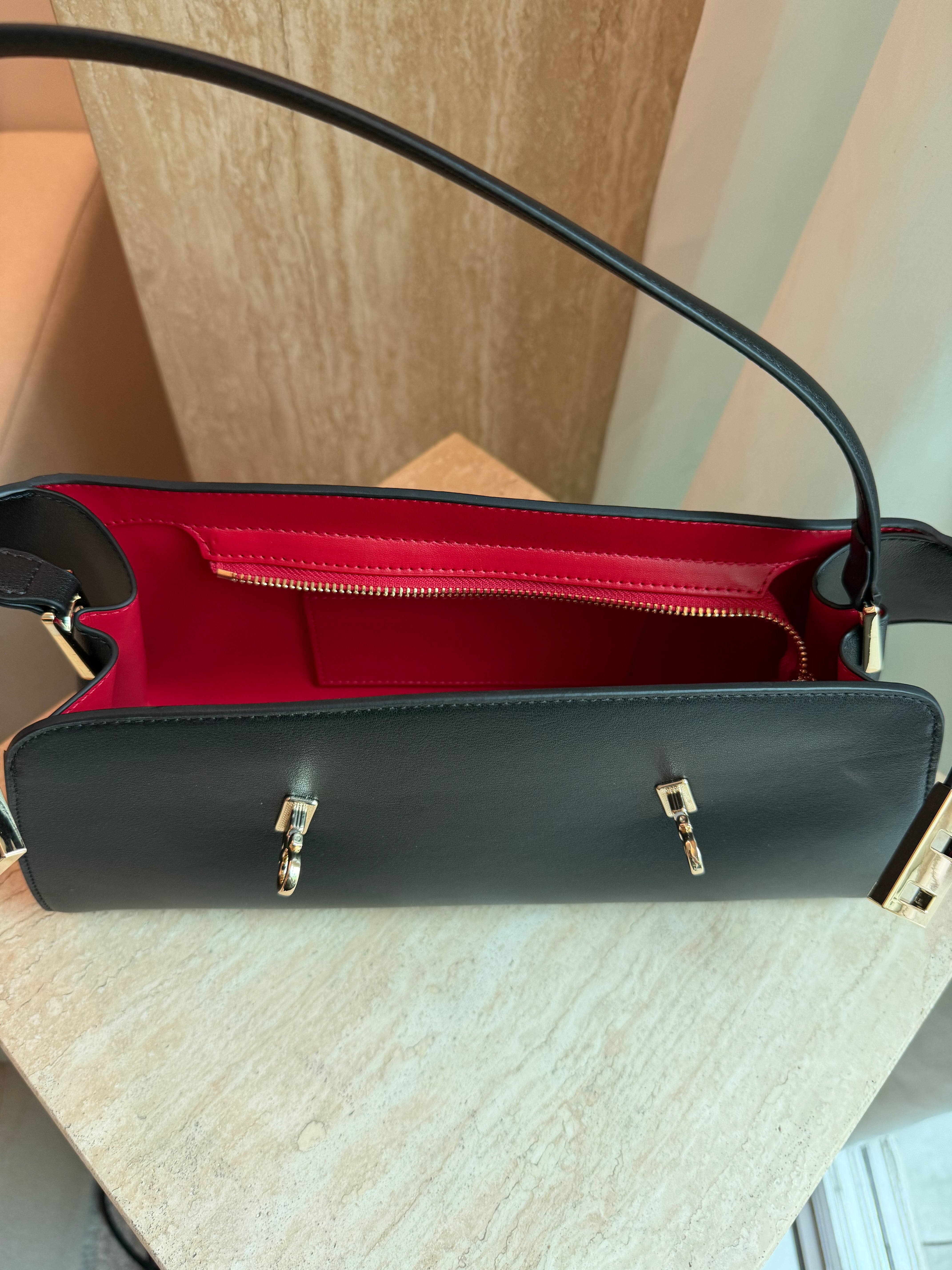 Hug Shoulder Bag Petite