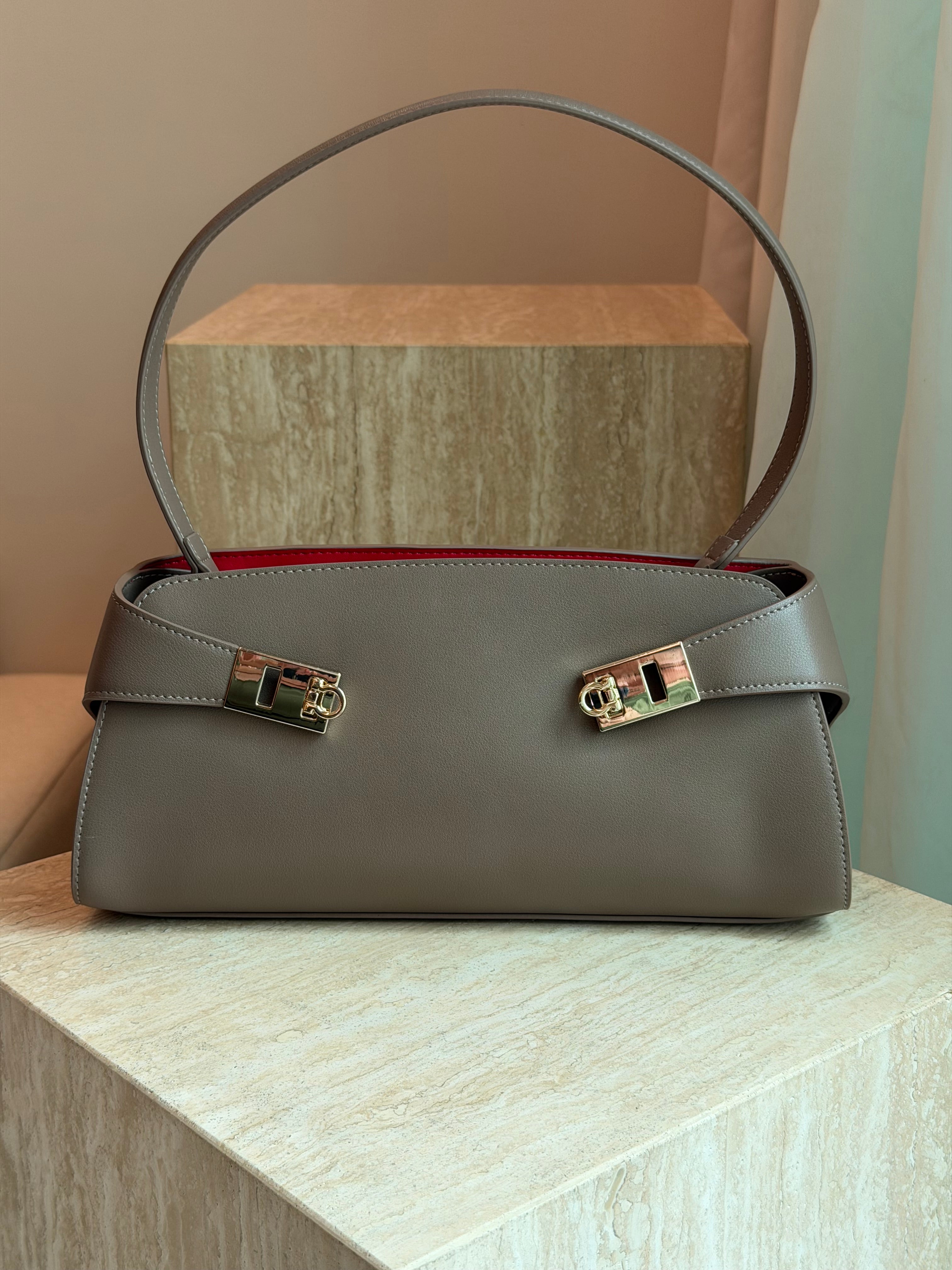 Hug Shoulder Bag Petite