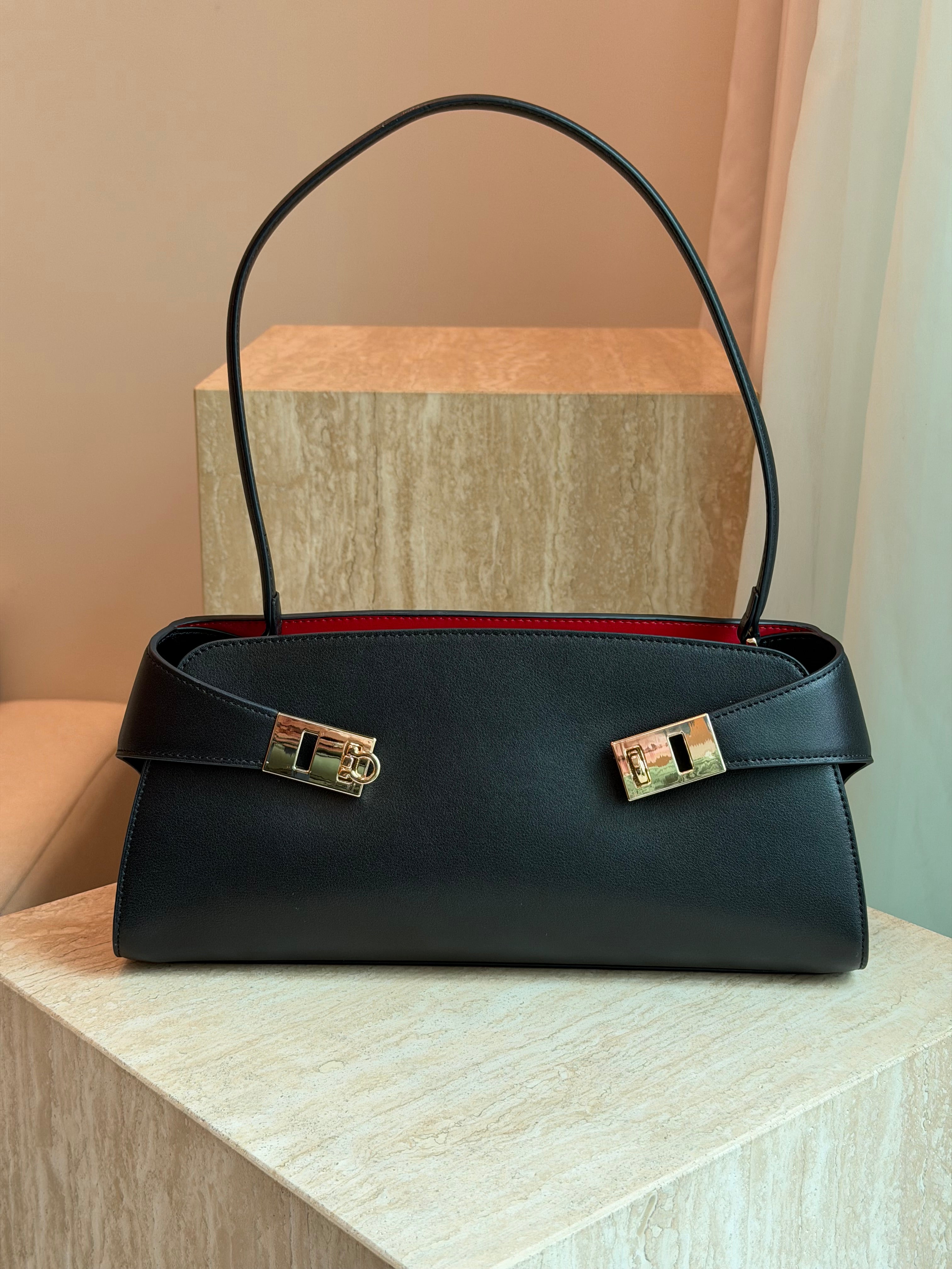 Hug Shoulder Bag Petite